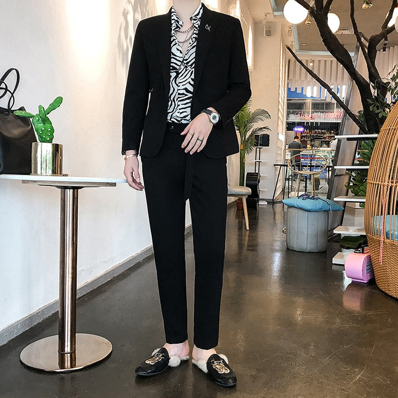 Solid Sashed-Button Peak Lapel Style Suit