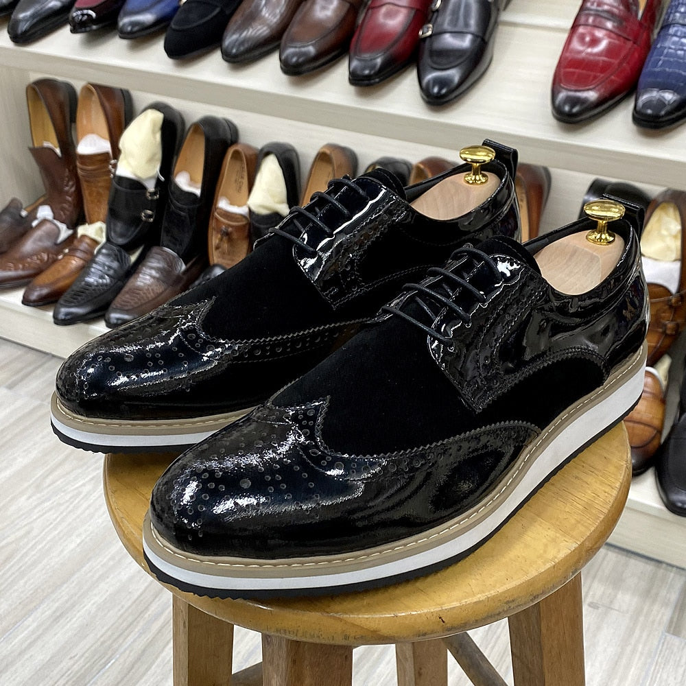 Glossy Finishing Decorated Wingtip Black Brogue Shoes