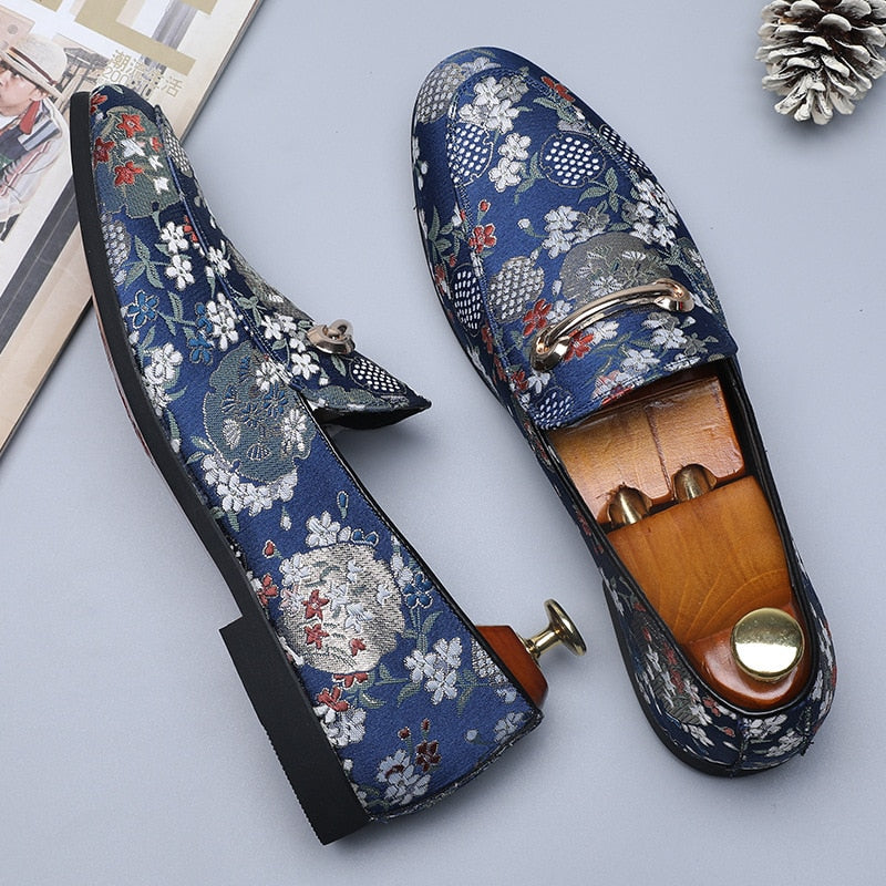 Chinese Casual Embroidery Pointed Toe Style Men Loafers Shoes