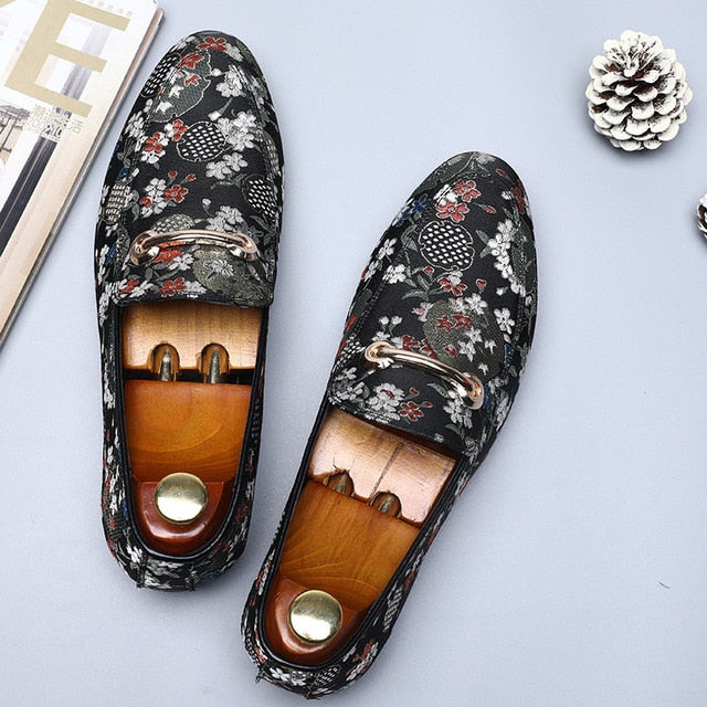 Chinese Casual Embroidery Pointed Toe Style Men Loafers Shoes