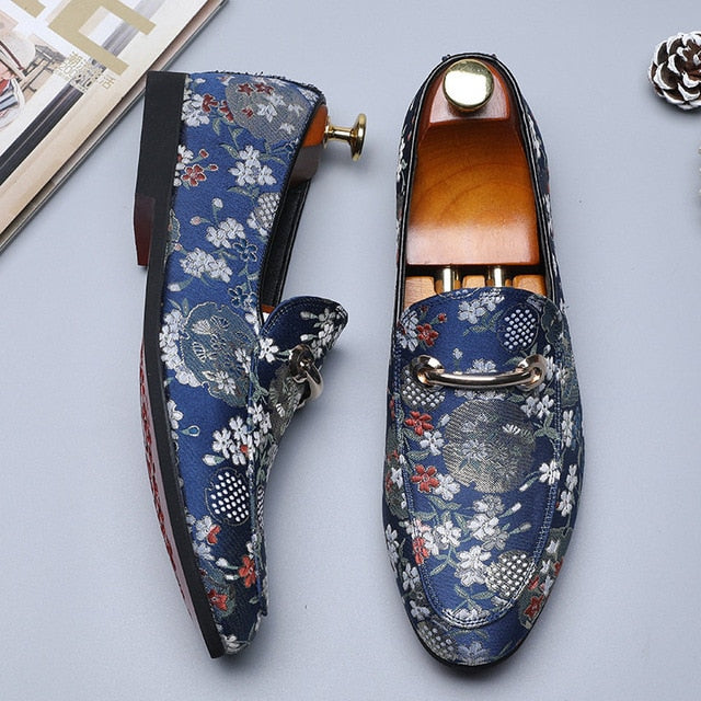 Chinese Casual Embroidery Pointed Toe Style Men Loafers Shoes