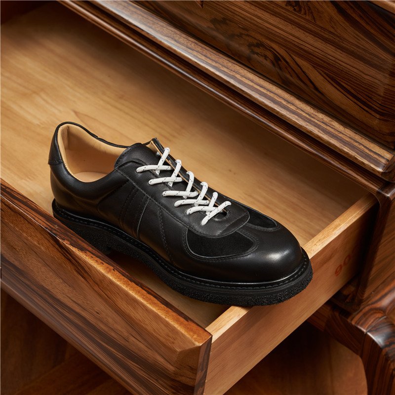 Casual Lightweight Leather Sneakers