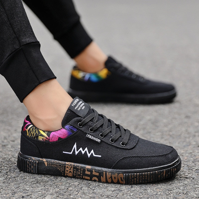 Printed Soles Men Embroidered Low Top Sneakers