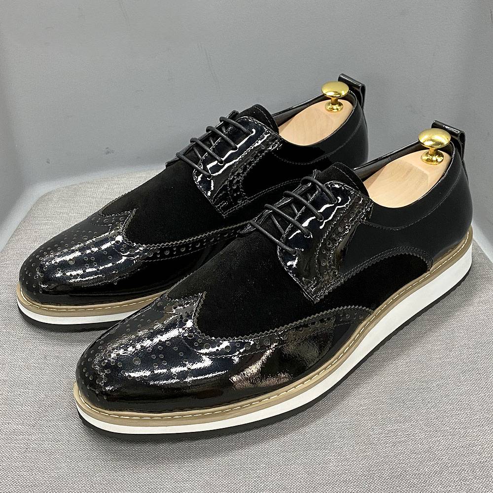 Glossy Finishing Decorated Wingtip Black Brogue Shoes