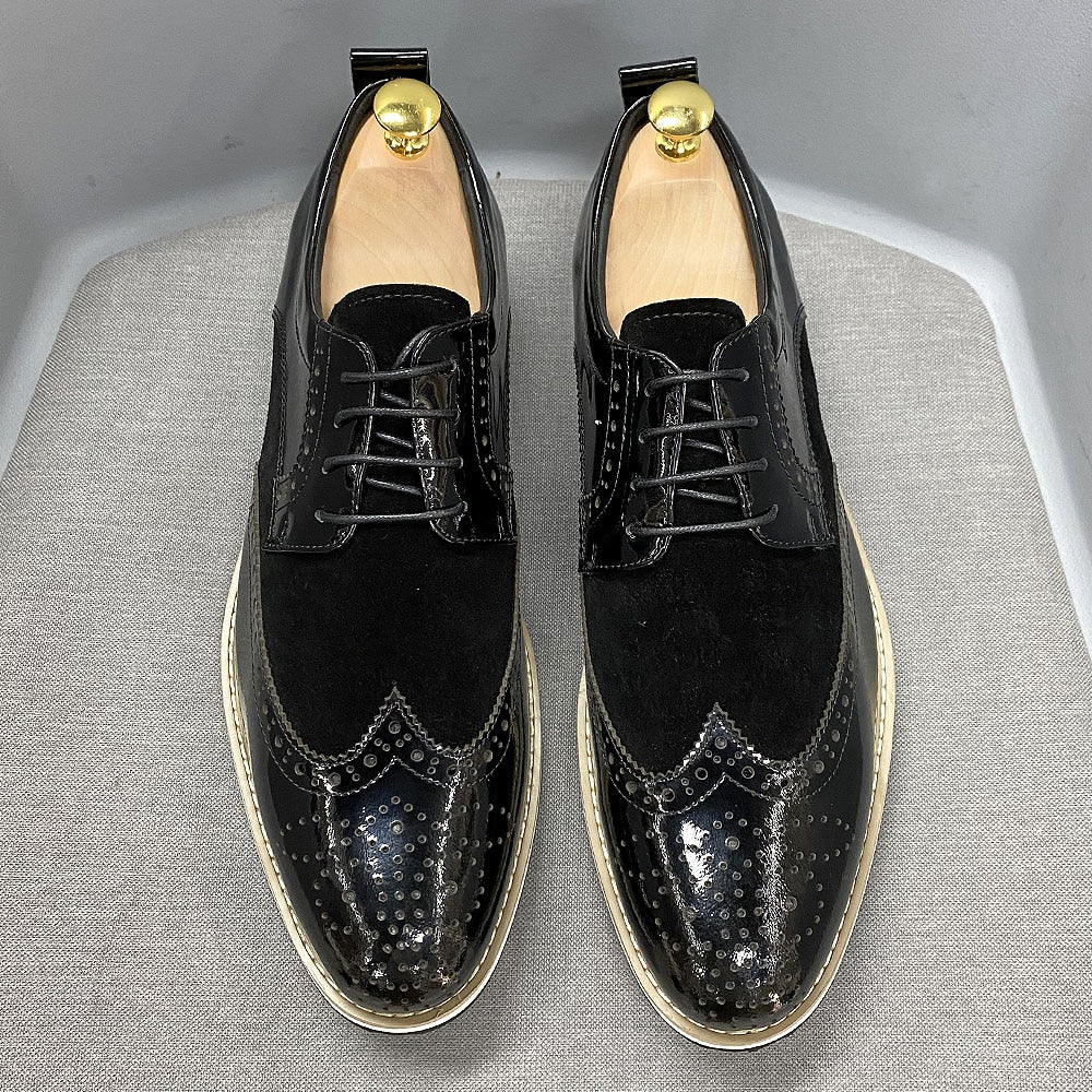 Glossy Finishing Decorated Wingtip Black Brogue Shoes